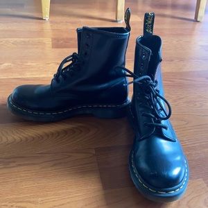 DR. MARTENS 1460 WOMEN'S SMOOTH LEATHER LACE UP BOOTS